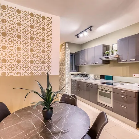 Stylish 2br Near Seafront *